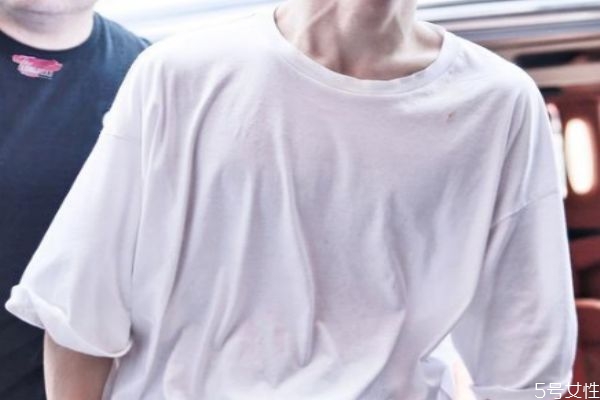 可乐到白衣服上怎么洗掉 去除可乐渍的小窍门 可乐到白衣服上怎么洗掉 去除可乐渍的小窍门