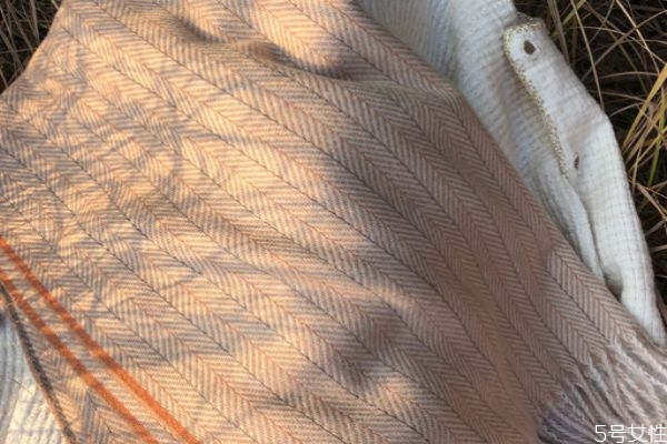 羊毛围巾洗后有味道是怎么回事 羊毛围巾洗后有异味怎么办 羊毛围巾洗后有味道是怎么回事 羊毛围巾洗后有异味怎么办