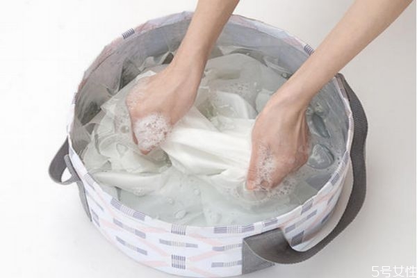 牙膏沫弄衣服留下白印怎么清理 牙膏沫弄衣服上怎么办 牙膏沫弄衣服留下白印怎么清理 牙膏沫弄衣服上怎么办