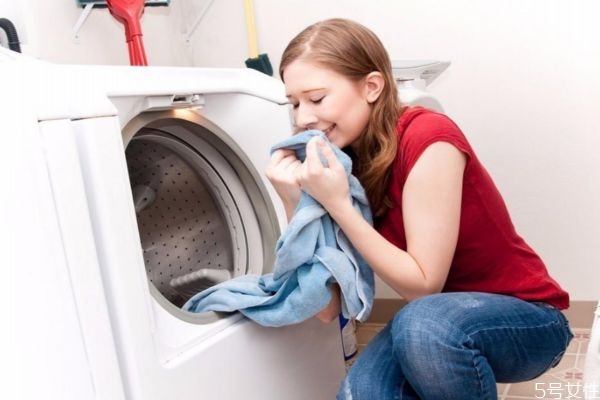 牙膏沫弄衣服留下白印怎么清理 牙膏沫弄衣服上怎么办 牙膏沫弄衣服留下白印怎么清理 牙膏沫弄衣服上怎么办