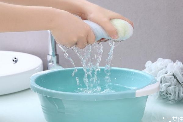 牙膏沫弄衣服留下白印怎么清理 牙膏沫弄衣服上怎么办 牙膏沫弄衣服留下白印怎么清理 牙膏沫弄衣服上怎么办