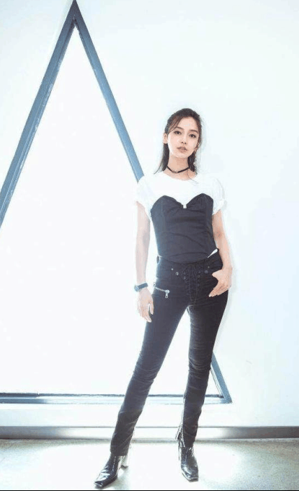 90秒知道 夏天的肩带很多余? 事实证明大家都想把它露在外面!