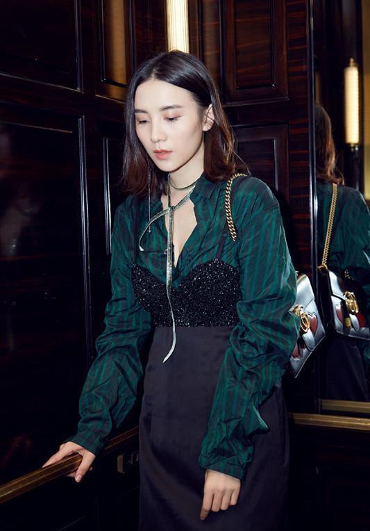 90秒知道 夏天的肩带很多余? 事实证明大家都想把它露在外面!