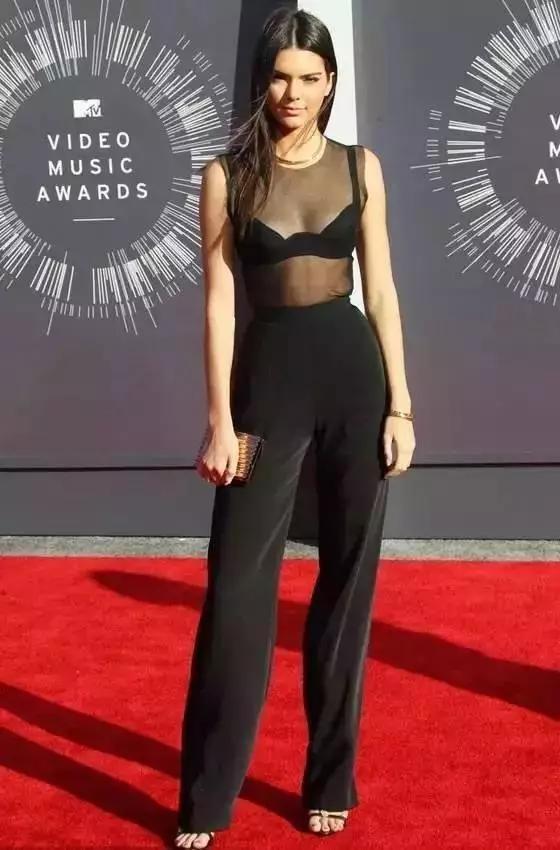 90秒知道 夏天的肩带很多余? 事实证明大家都想把它露在外面!