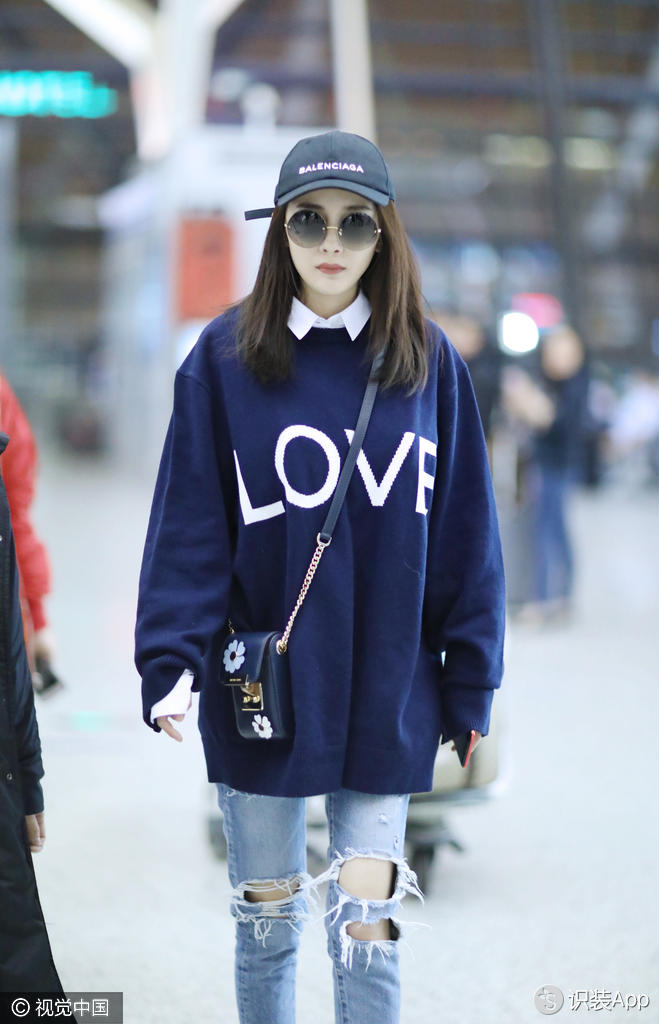 杨幂飞纽约工作 不撒狗粮专拼穿搭“Love”衫显小心机