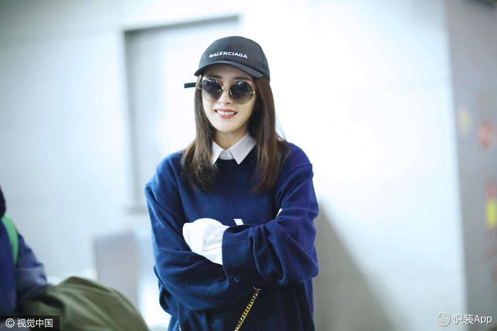 杨幂飞纽约工作 不撒狗粮专拼穿搭“Love”衫显小心机