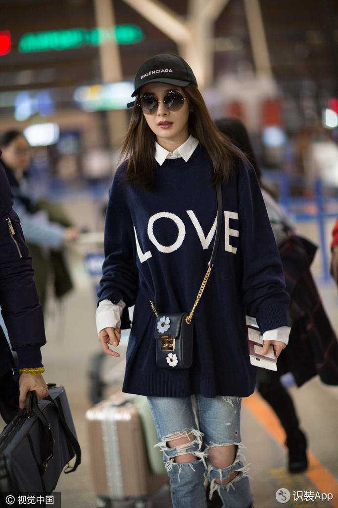 杨幂飞纽约工作 不撒狗粮专拼穿搭“Love”衫显小心机