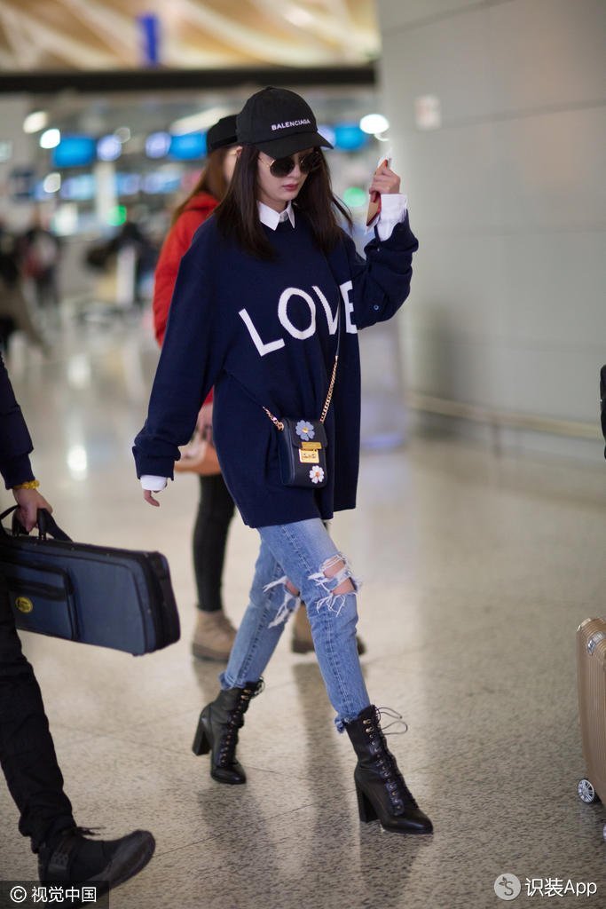 杨幂飞纽约工作 不撒狗粮专拼穿搭“Love”衫显小心机