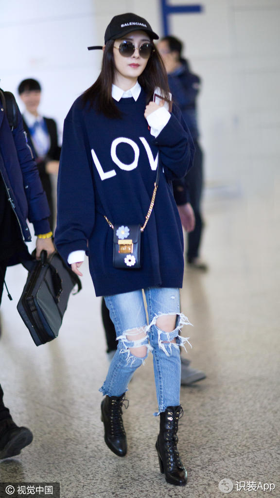 杨幂飞纽约工作 不撒狗粮专拼穿搭“Love”衫显小心机