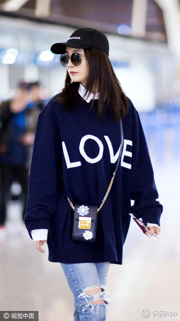 杨幂飞纽约工作 不撒狗粮专拼穿搭“Love”衫显小心机