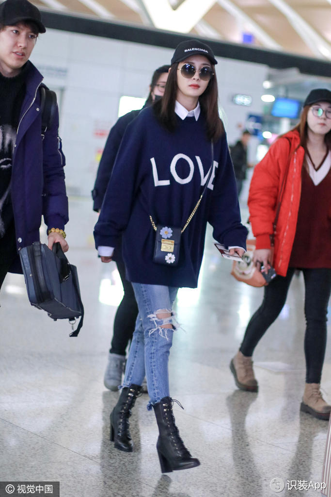 杨幂飞纽约工作 不撒狗粮专拼穿搭“Love”衫显小心机