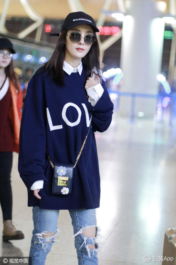 杨幂飞纽约工作 不撒狗粮专拼穿搭“Love”衫显小心机