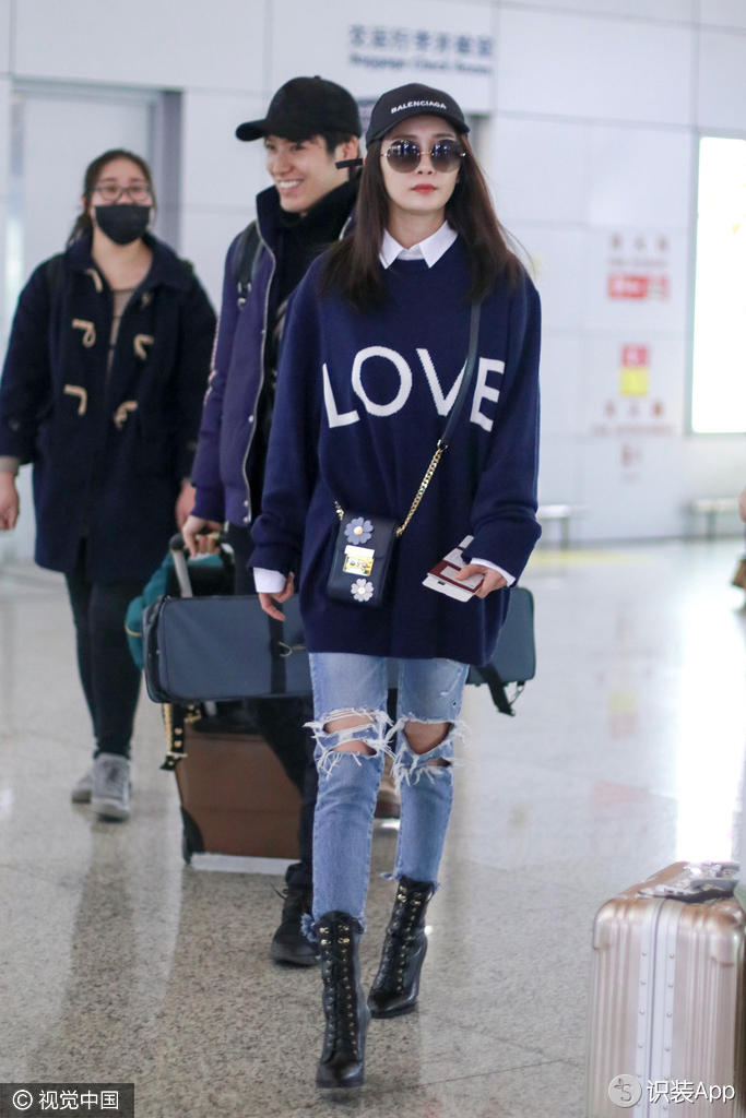 杨幂飞纽约工作 不撒狗粮专拼穿搭“Love”衫显小心机