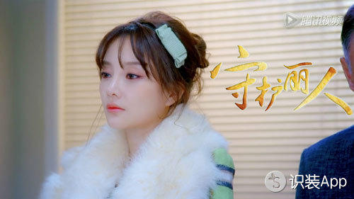 李小璐的皮草太辣眼 但气色美唇可以来同款