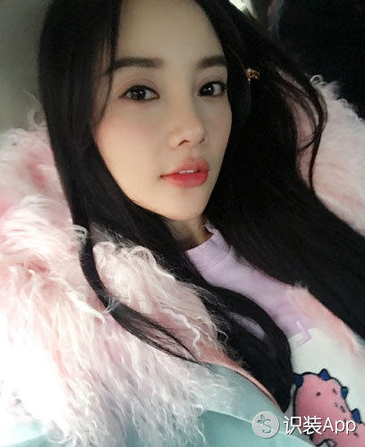 李小璐的皮草太辣眼 但气色美唇可以来同款