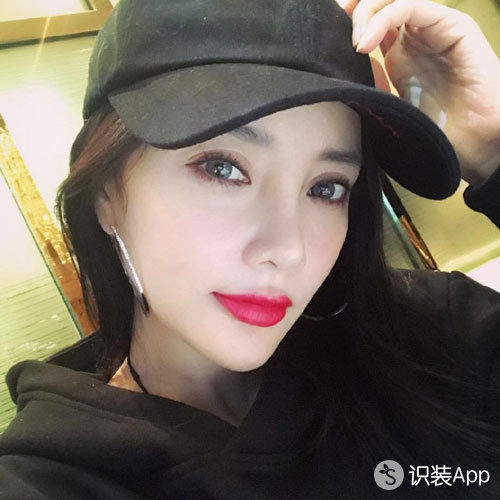 李小璐的皮草太辣眼 但气色美唇可以来同款