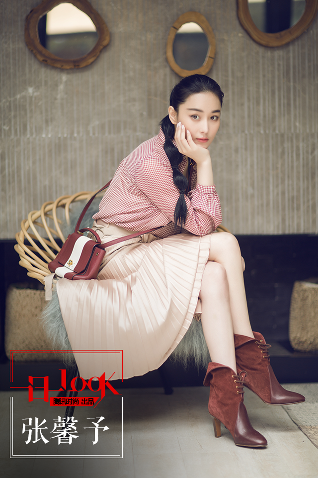 一日一look 张馨予格纹衫百褶裙云淡风轻的复古风