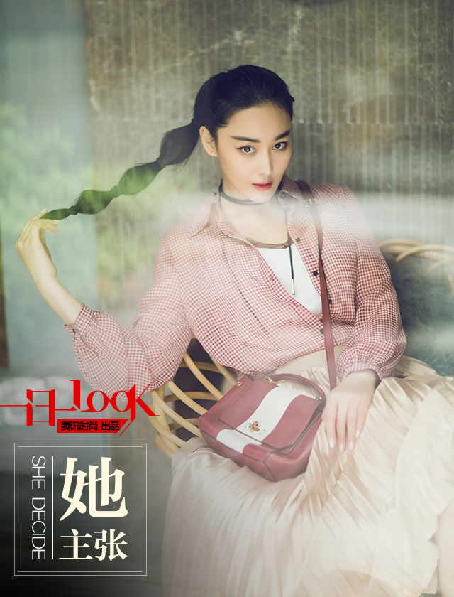 一日一look 张馨予格纹衫百褶裙云淡风轻的复古风