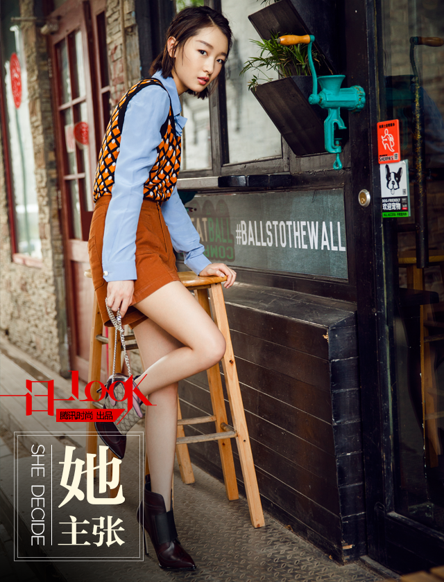 一日一LOOK 周冬雨恋上早秋温暖大地色 优雅学院风耍起来