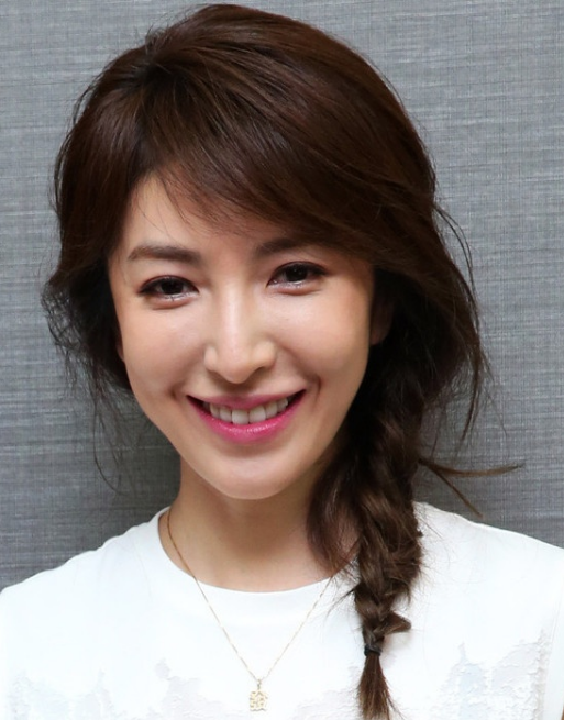范冰冰“改邪归正”变淑女?NO!梳上蓬松麻花辫照样做范爷!