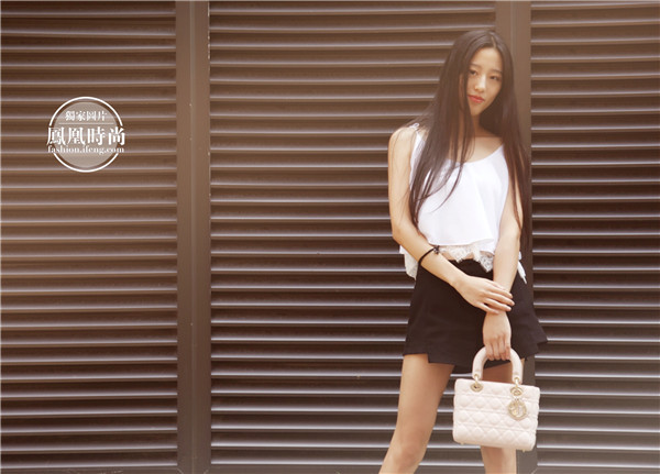 戴安娜王妃最爱的包出了中国版 刘亦菲立刻背上了