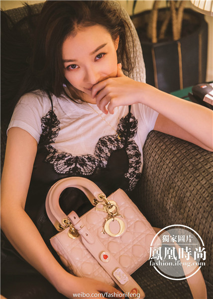 戴安娜王妃最爱的包出了中国版 刘亦菲立刻背上了