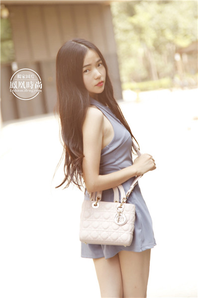 戴安娜王妃最爱的包出了中国版 刘亦菲立刻背上了