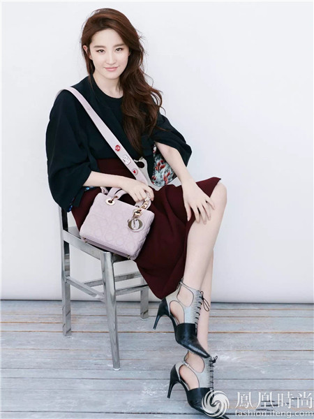 戴安娜王妃最爱的包出了中国版 刘亦菲立刻背上了