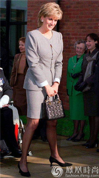 戴安娜王妃最爱的包出了中国版 刘亦菲立刻背上了