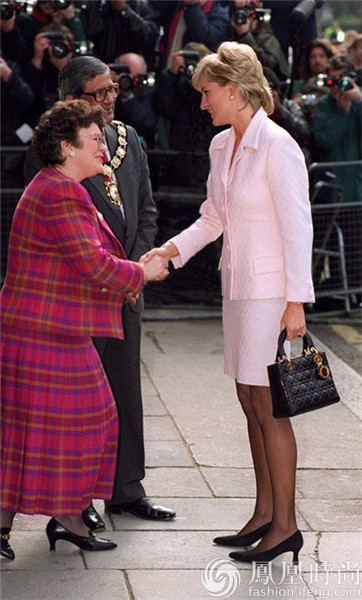 戴安娜王妃最爱的包出了中国版 刘亦菲立刻背上了