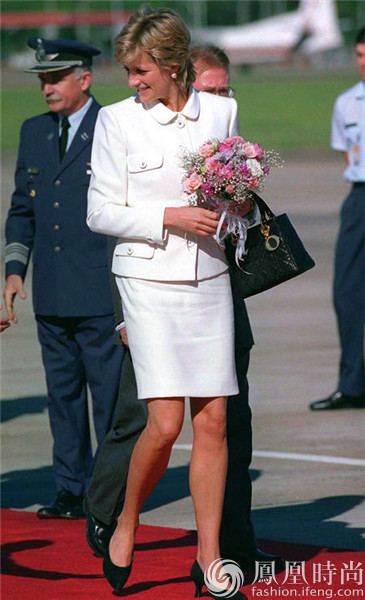 戴安娜王妃最爱的包出了中国版 刘亦菲立刻背上了