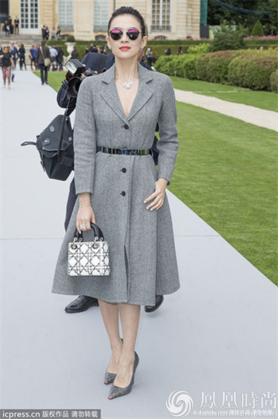 戴安娜王妃最爱的包出了中国版 刘亦菲立刻背上了