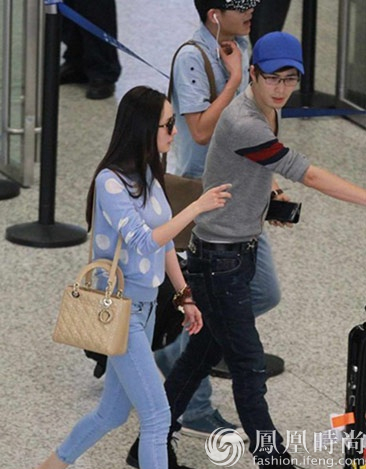 戴安娜王妃最爱的包出了中国版 刘亦菲立刻背上了