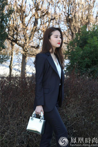 戴安娜王妃最爱的包出了中国版 刘亦菲立刻背上了