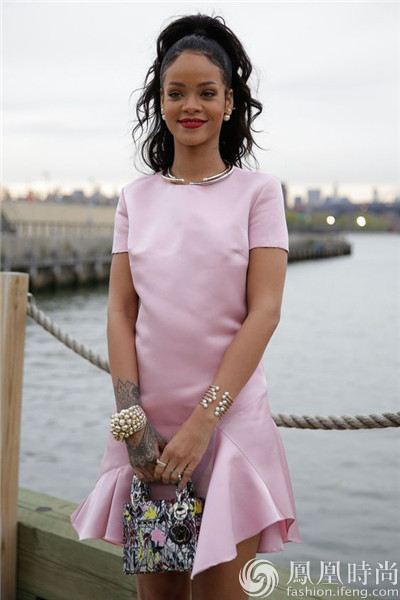 戴安娜王妃最爱的包出了中国版 刘亦菲立刻背上了