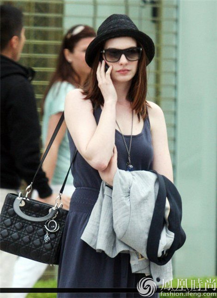 戴安娜王妃最爱的包出了中国版 刘亦菲立刻背上了