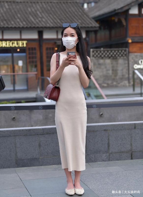 美女一袭白色长裙,精致时尚还高级