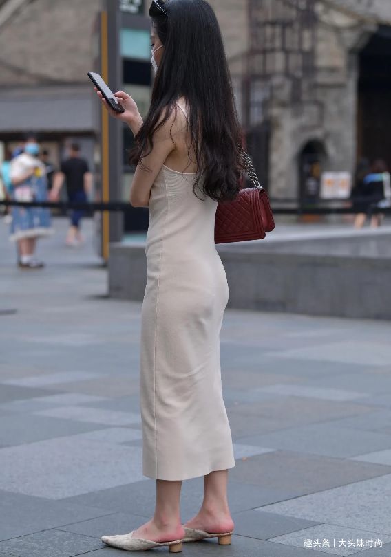 美女一袭白色长裙,精致时尚还高级