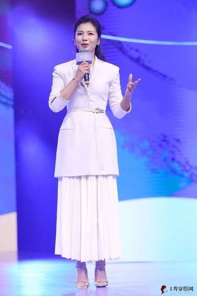很少看到刘涛穿紧身裤，X腿型的她只能穿长裙遮！