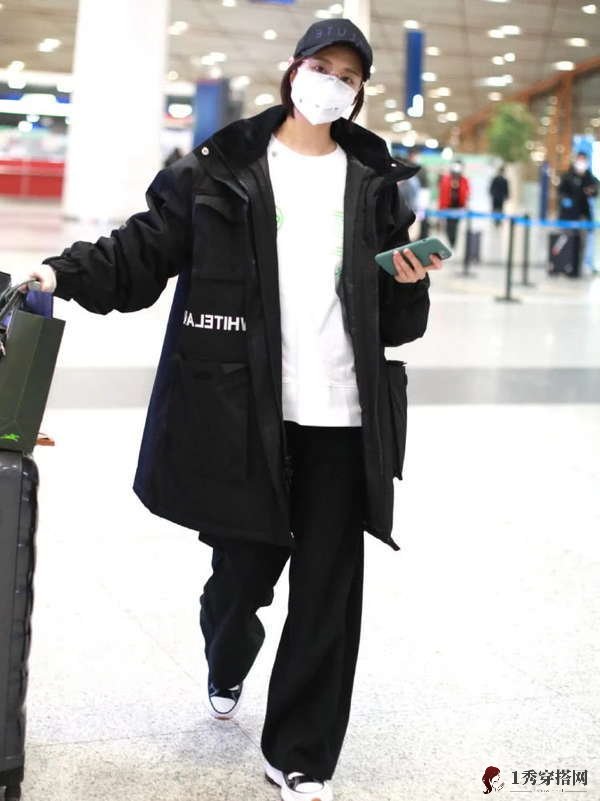 李纯最新机场街拍 身穿黑色男友风外套 酷中带甜