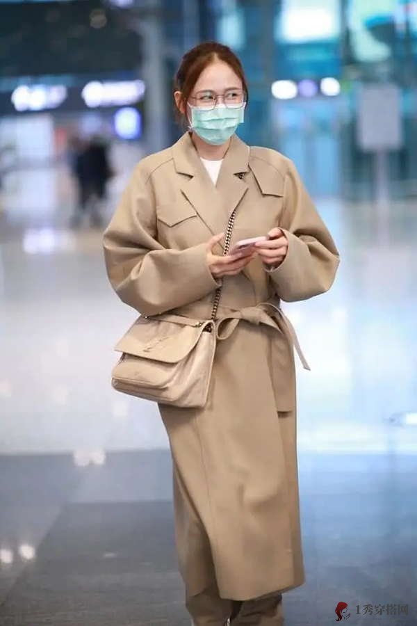 陈乔恩最新机场街拍 穿“浴袍”很低调 看到粉丝接机露笑颜