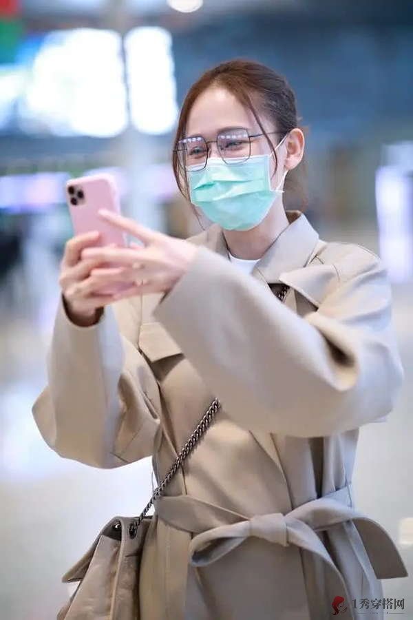 陈乔恩最新机场街拍 穿“浴袍”很低调 看到粉丝接机露笑颜