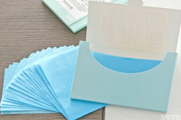 吸油纸会吸走护肤品吗 脸上长痘用吸油纸好吗 吸油纸会吸走护肤品吗 脸上长痘用吸油纸好吗