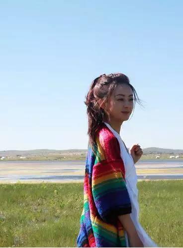 一直单身的赵丽颖 却梳遍了所有约会的少女发型