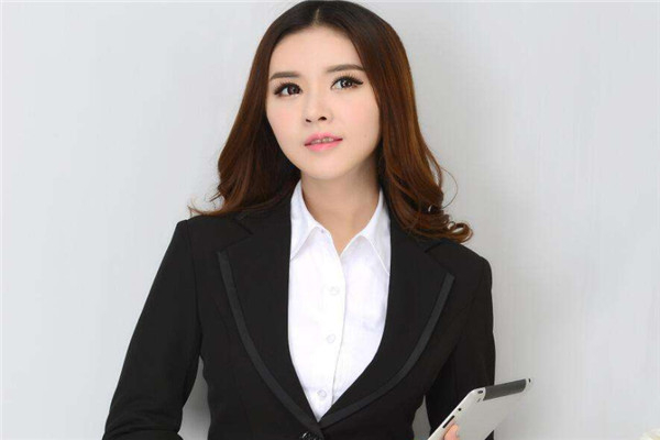女生正装衬衣扎裤子吗