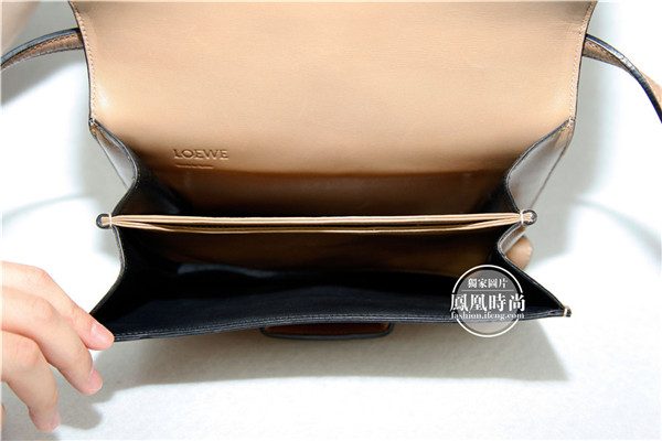 实测Loewe Barcelona三角包 最轻的小包最贴心的设计