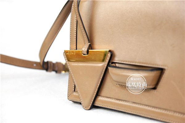 实测Loewe Barcelona三角包 最轻的小包最贴心的设计