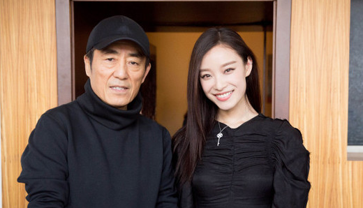 井柏然倪妮吻别秀恩爱?笑成这样还没唇纹的倪妮 !果然都爱软萌的性感嘴唇
