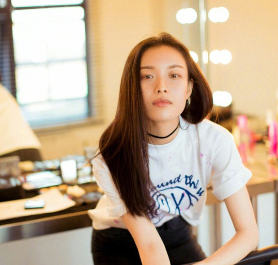 井柏然倪妮吻别秀恩爱?笑成这样还没唇纹的倪妮 !果然都爱软萌的性感嘴唇