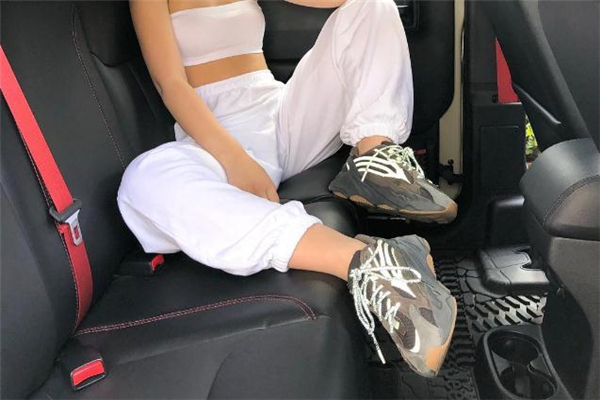 yeezy 700ٶԱ Ҭ700ټ